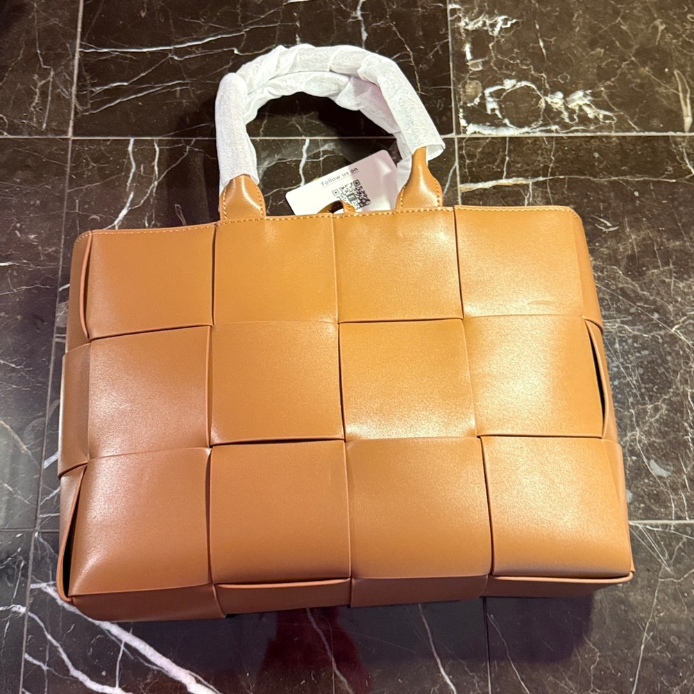 Essenzus caramel weave pattern leather bag with suede interior and tie closure - Picture 2 of 9